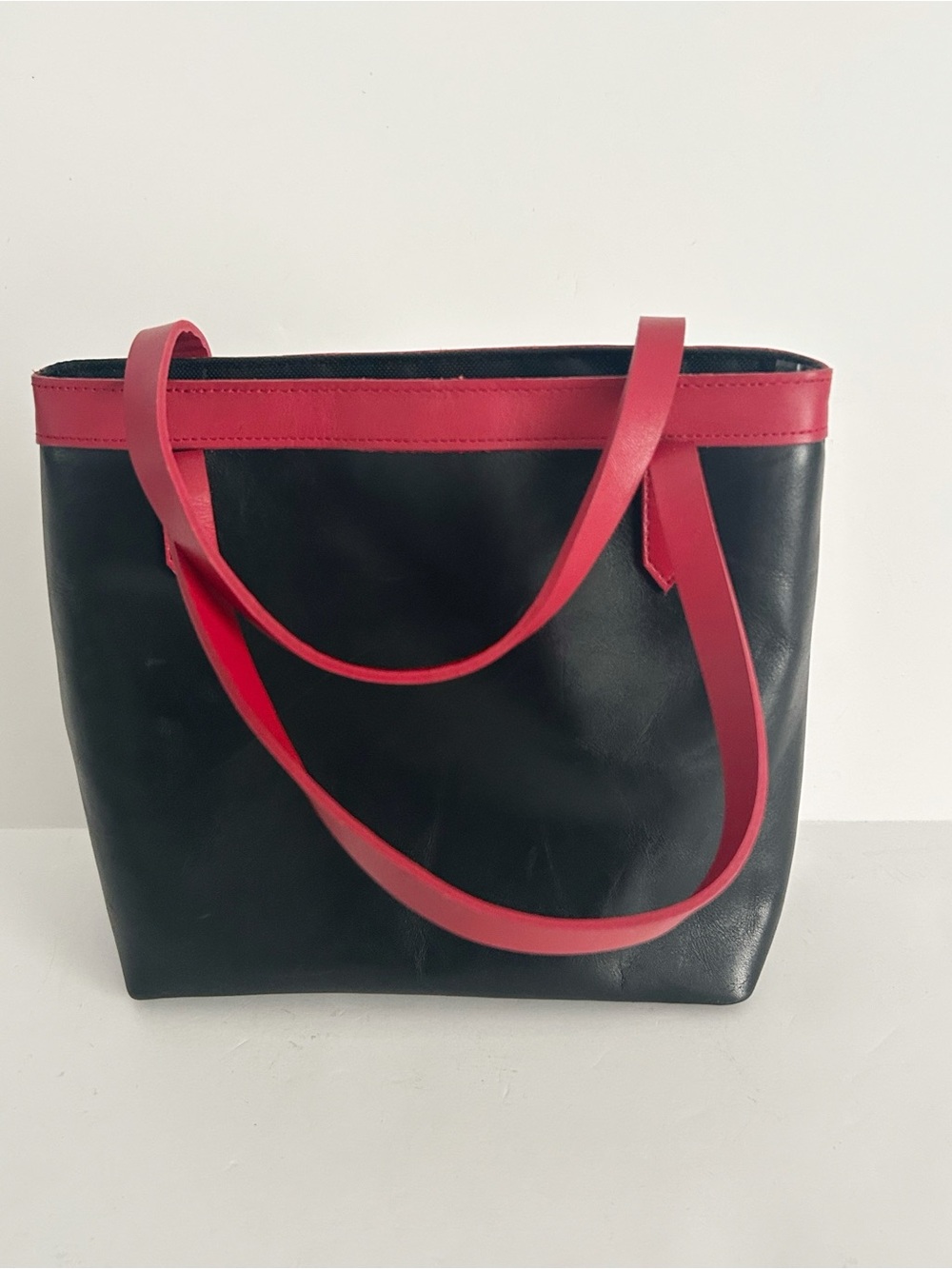 Moda Two-Tone Black and Red Faux Leather Tote - Picture 3 of 6